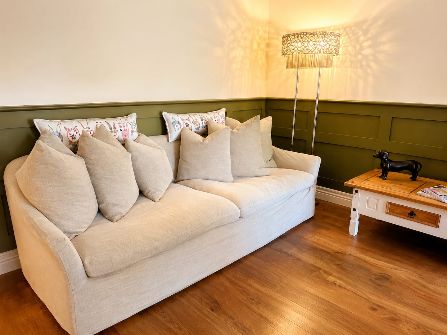 Dining space decorated with cottage character
